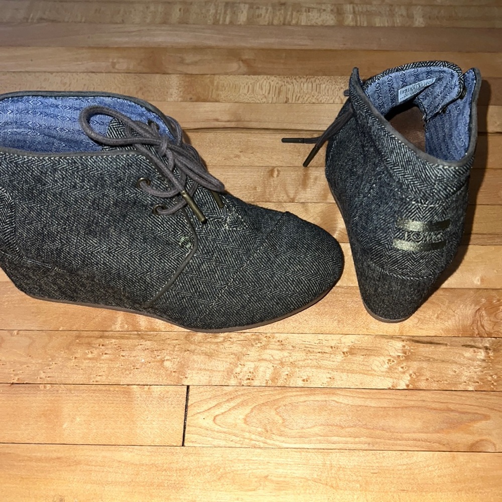 Tom’s Wedges Size 6.5